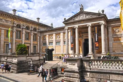 The neoclassical front of the Ashmolean Museum