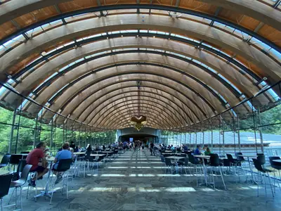 The main hall of Crystal Bridges