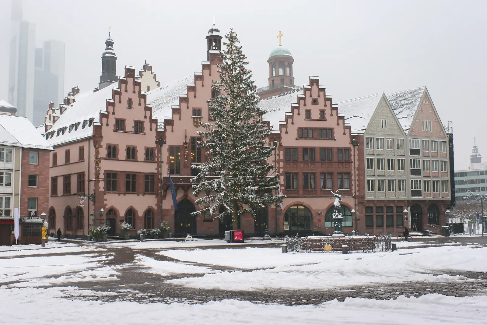 Half-timbered houses on the Römerberg in snow, Frankfurt