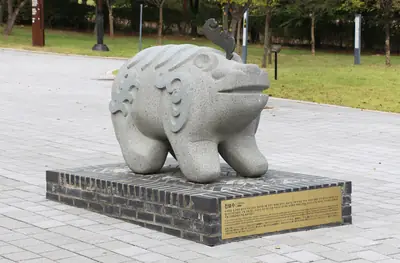 The stone tomb guardian from King Muryeong's tomb