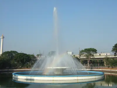Istiqlal Mosque with the National Monument behind