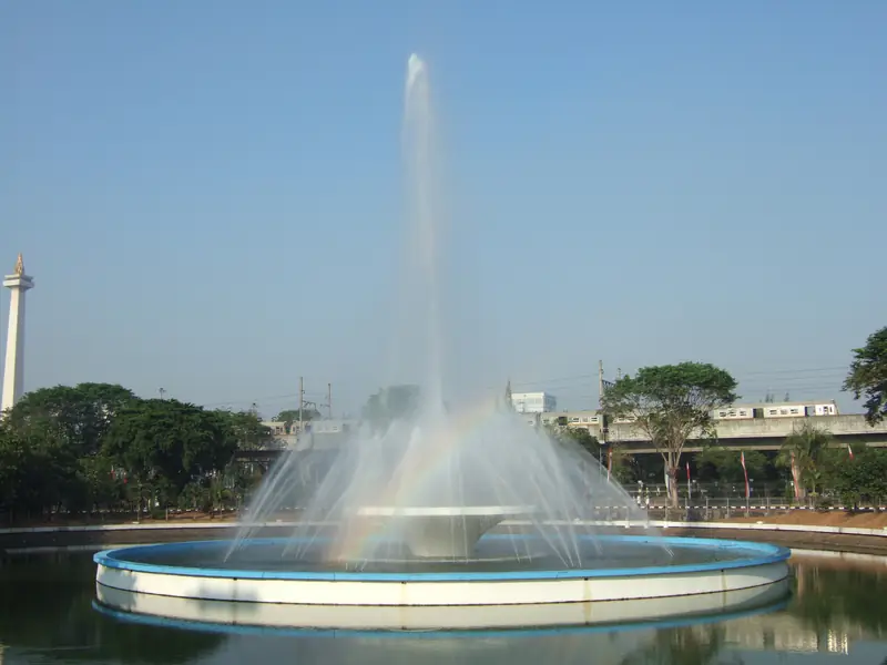 Istiqlal Mosque with the National Monument behind